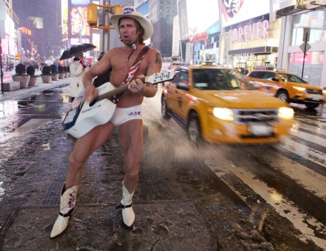 New York, il "cowboy nudo" di Times Square si è sposato 01