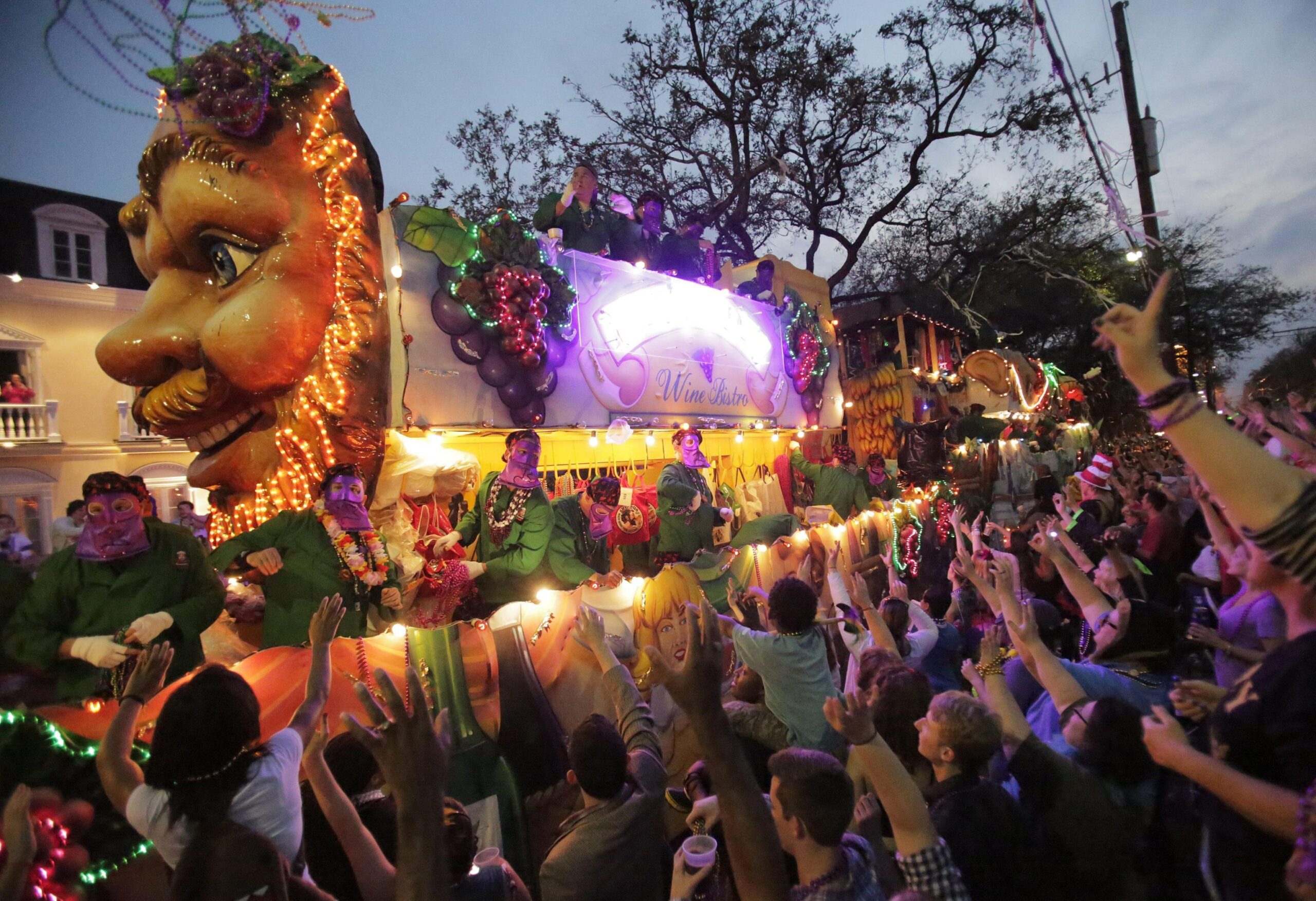 New Orleans, sparatoria non ferma il "Mardi gras" di Carnevale01