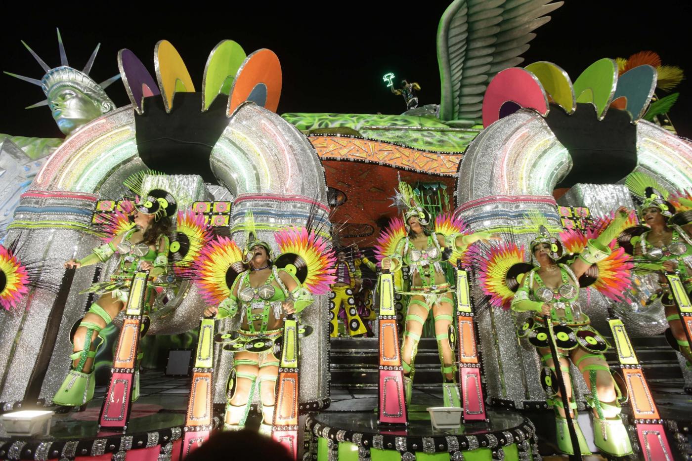 Carnevale di Rio de Janeiro: attese più di un milione di persone07