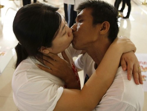 San Valentino, il bacio più lungo: nove coppie si sfidano in Thailandia03