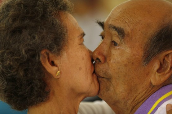 San Valentino, il bacio più lungo: nove coppie si sfidano in Thailandia01