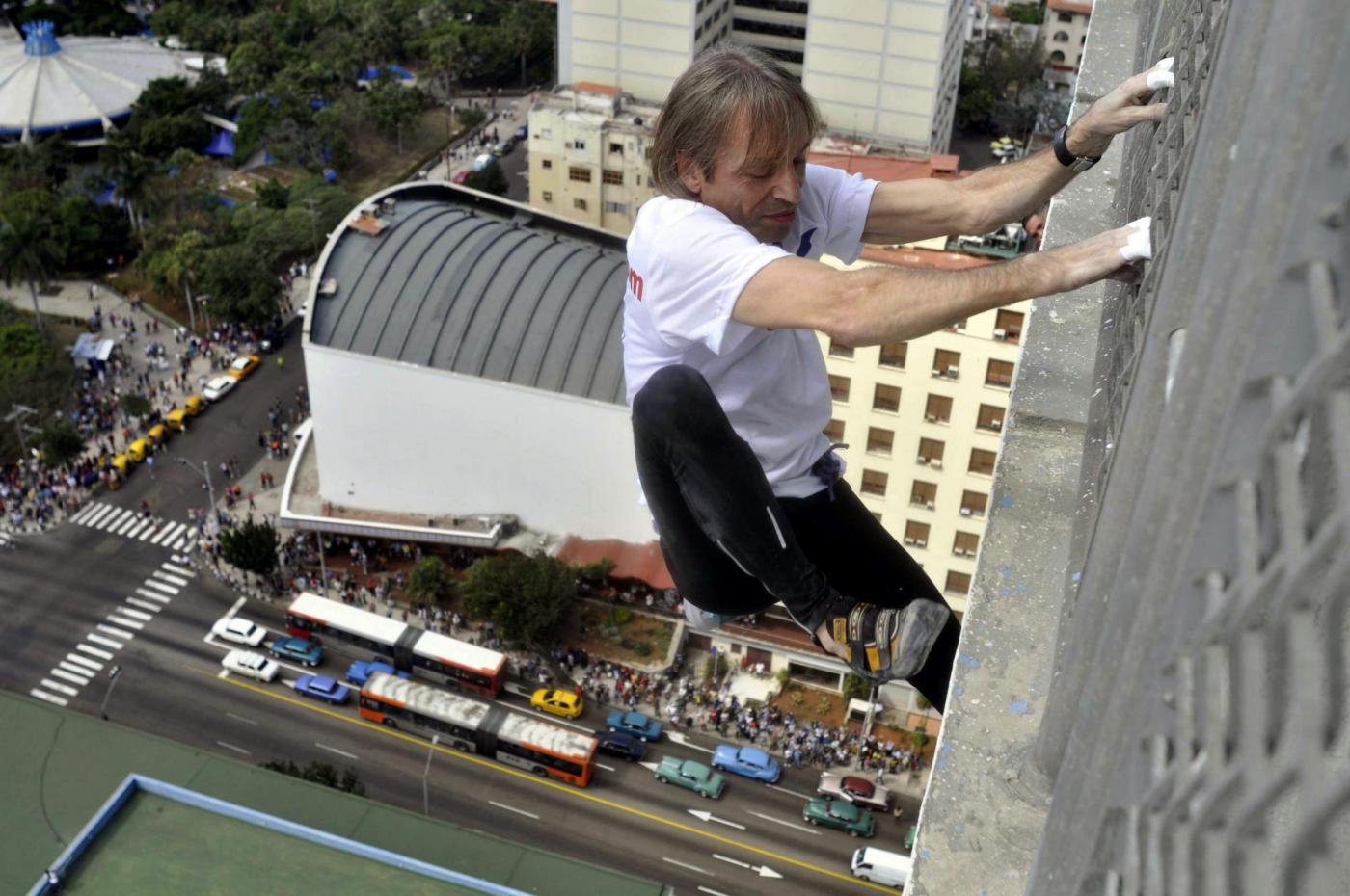 Alain Robert scala un hotel a Cuba03