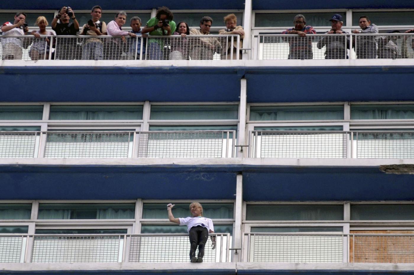 Alain Robert scala un hotel a Cuba01