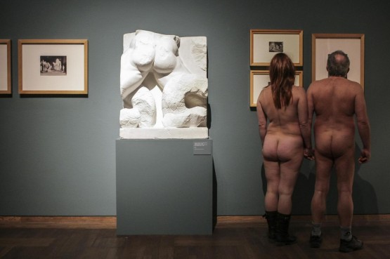 Un gruppo di nudisti visitano la mostra "nude men" di Vienna12