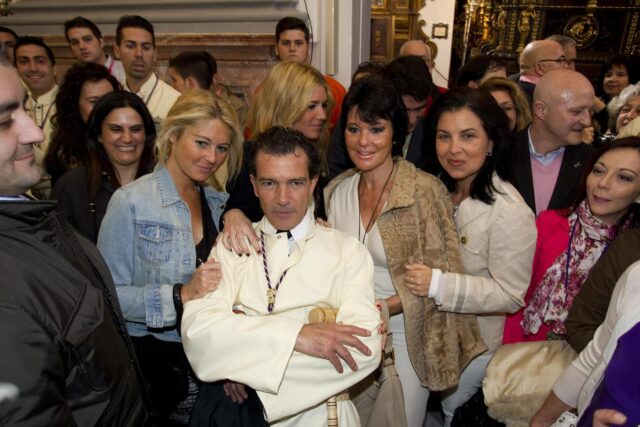 Antonio Banderas tunica bianca e croce sul petto alla processione di Malaga03