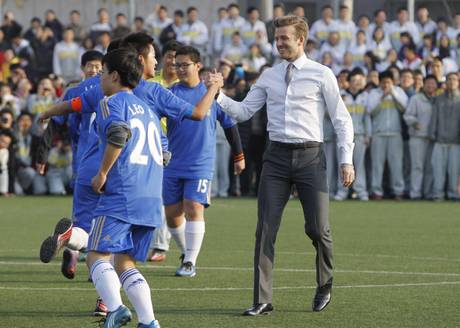 David Beckham ambasciatore del calcio, incontra bimbi a Pechino04