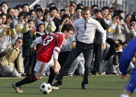 David Beckham ambasciatore del calcio, incontra bimbi a Pechino02