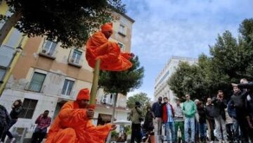 Esercizi di levitazione in strada a Napoli passanti affascinati 01