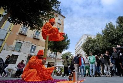 Esercizi di levitazione in strada a Napoli passanti affascinati 01
