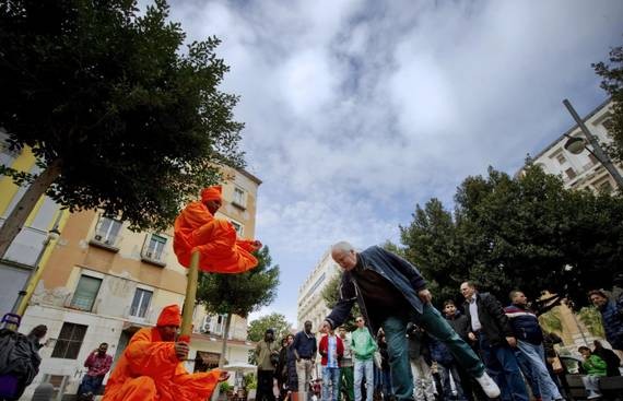 Esercizi di levitazione in strada a Napoli passanti affascinati 04