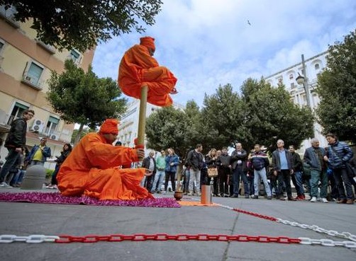 Esercizi di levitazione in strada a Napoli passanti affascinati 05