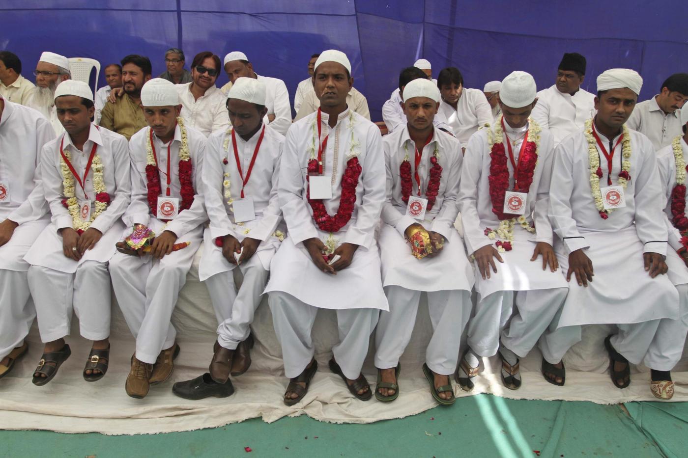 India, nozze collettive: si sposano 162 coppie03