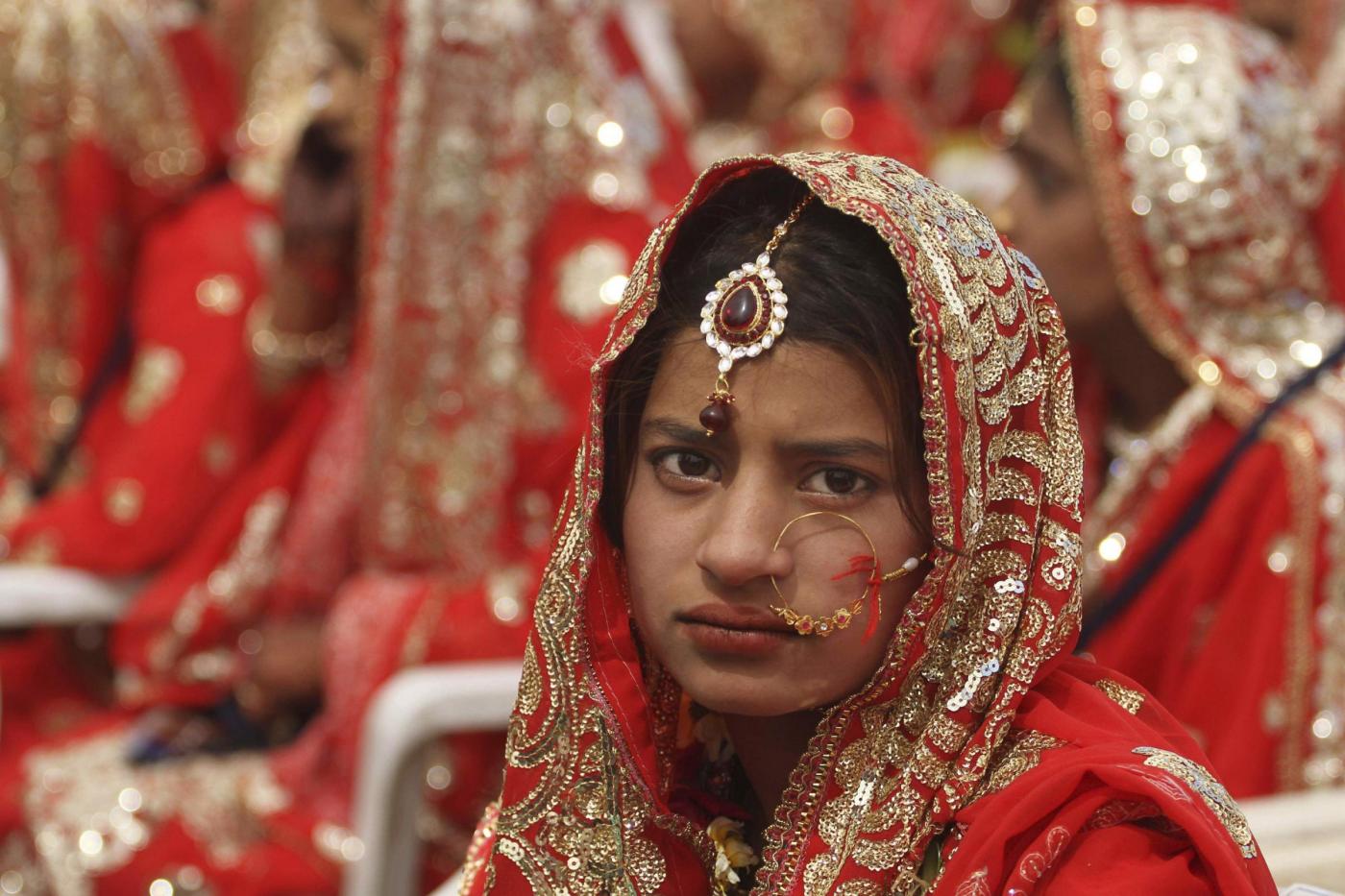 India, nozze collettive: si sposano 162 coppie01