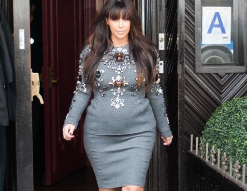 Kim Kardashian e il vestito fatto di gioielli04