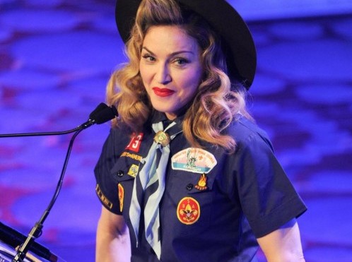 Madonna in uniforme da boy scout alla manifestazione pro-gay 03