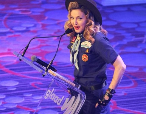 Madonna in uniforme da boy scout alla manifestazione pro-gay 02