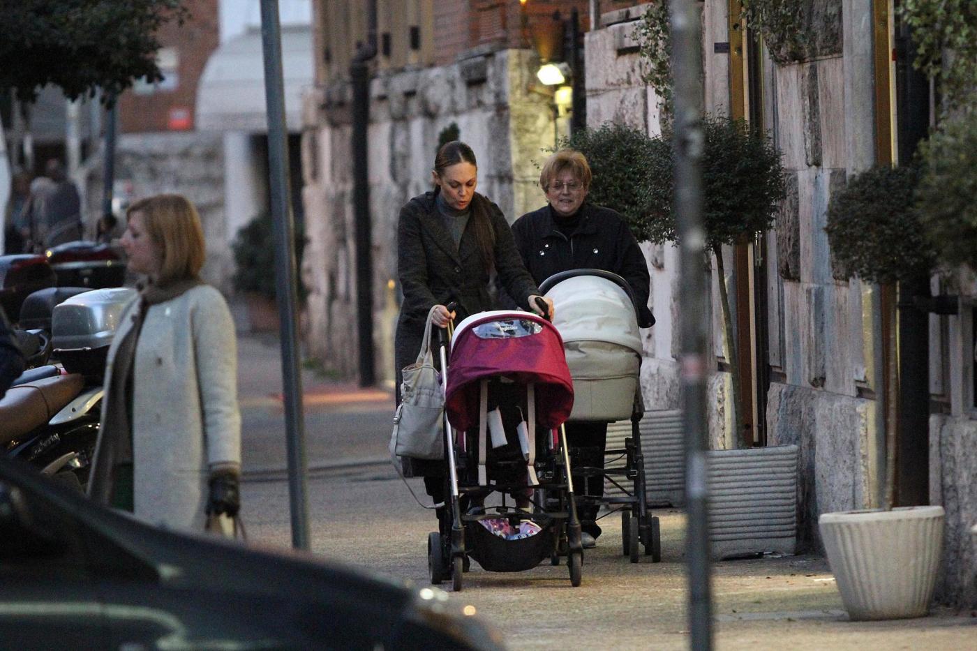 Natalia Titova in centro a Roma con le figlie02