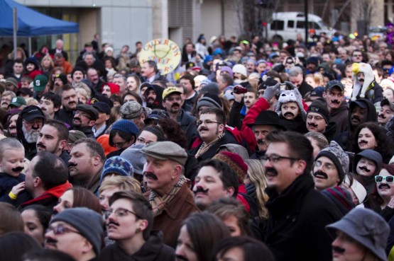 Usa, Guinness dei Primati: 1544 persone con i baffi finti 01