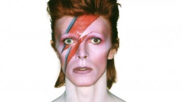 David Bowie, in mostra al Victoria & Albert di Londra spartiti e abiti 03