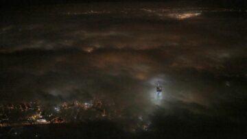 New York, la Freedom Tower spunta tra le nuvole