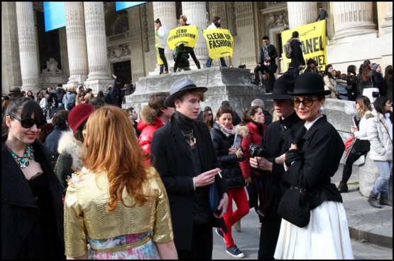 Greenpeace sfida Chanel a duello alla settimana della moda di Parigi01