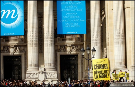 Greenpeace sfida Chanel a duello alla settimana della moda di Parigi03