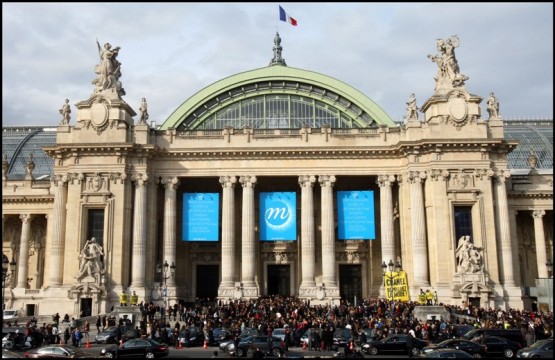 Greenpeace sfida Chanel a duello alla settimana della moda di Parigi04