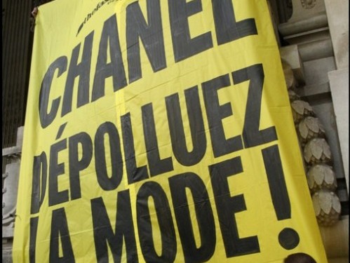 Greenpeace sfida Chanel a duello alla settimana della moda di Parigi05