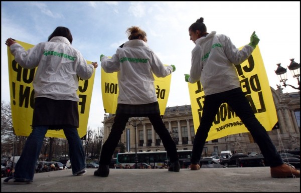 Greenpeace sfida Chanel a duello alla settimana della moda di Parigi07