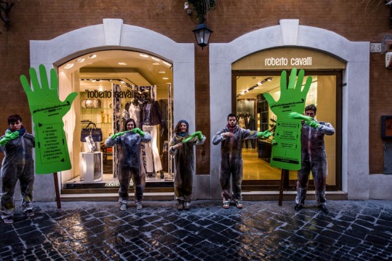 Greenpeace, guanto verde contro la moda011