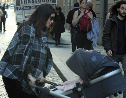 Roma, Laura Pausini con la sua piccola Paola a passeggio005