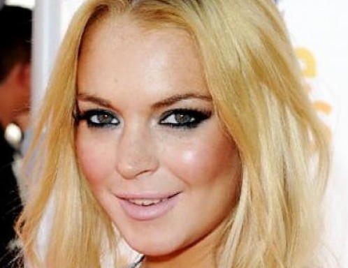 Lindsay Lohan cade a Ischia per fuggire ai paparazzi