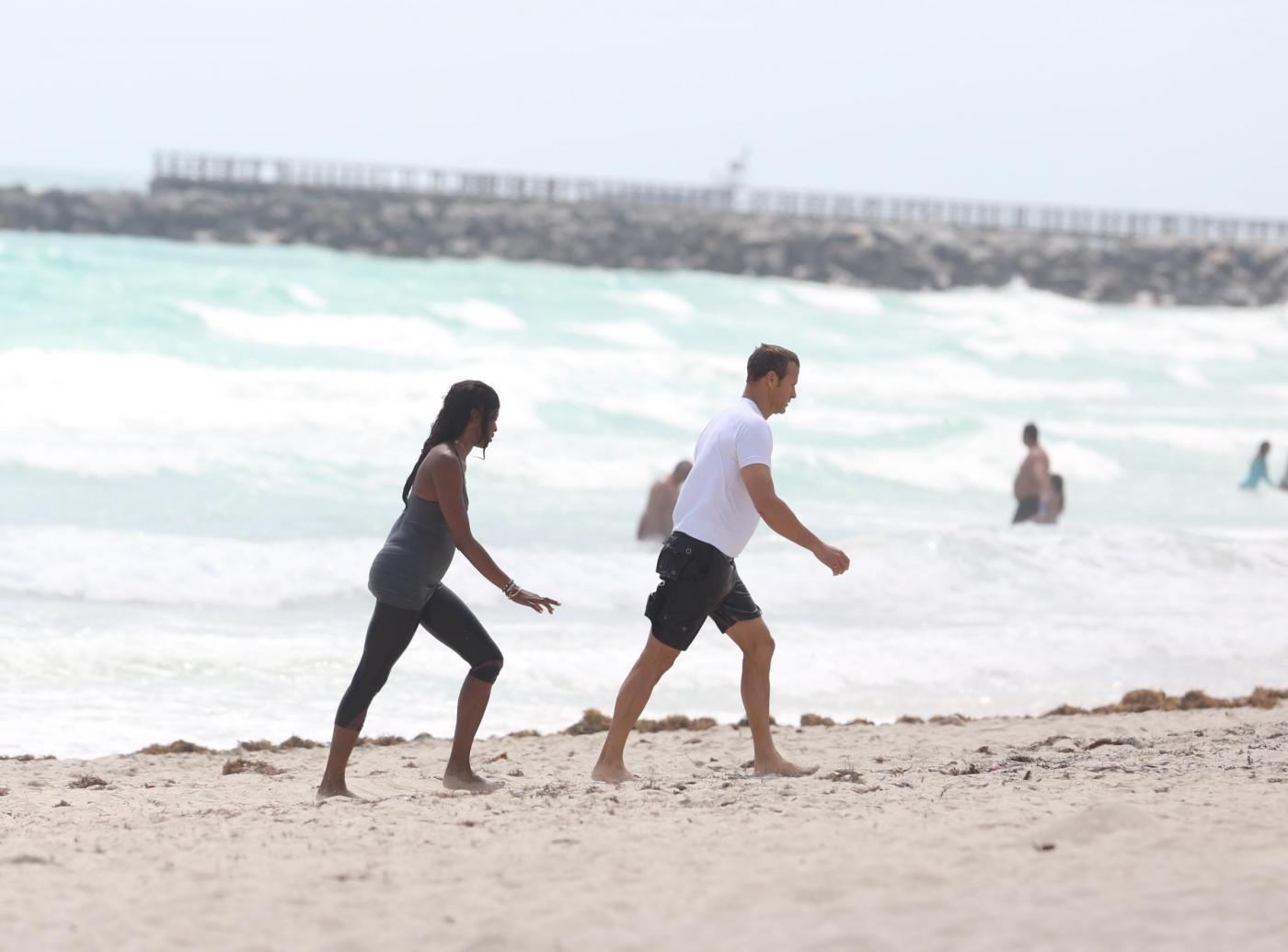 Naomi Campbell e Vladimir Doronin, jogging sulla spiaggia di Miami 08