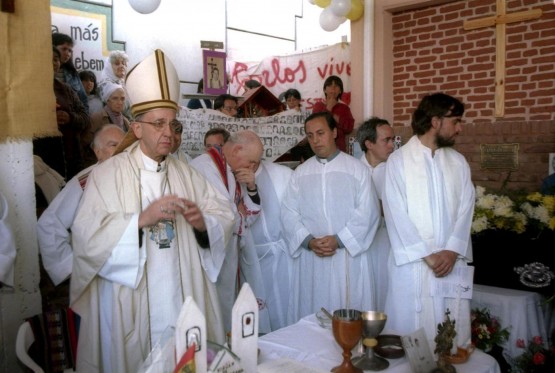 La visita nel 2011 di Papa Francesco nei bassifondi di Buenos Aires04