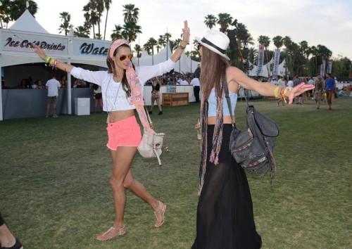 Alessandra Ambrosio hippy al Coachella Festival01