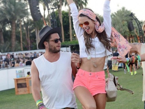 Alessandra Ambrosio hippy al Coachella Festival04