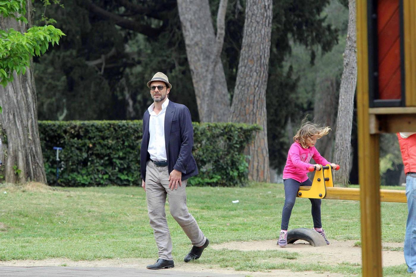Alessandro Preziosi porta al parco la figlia Elena02
