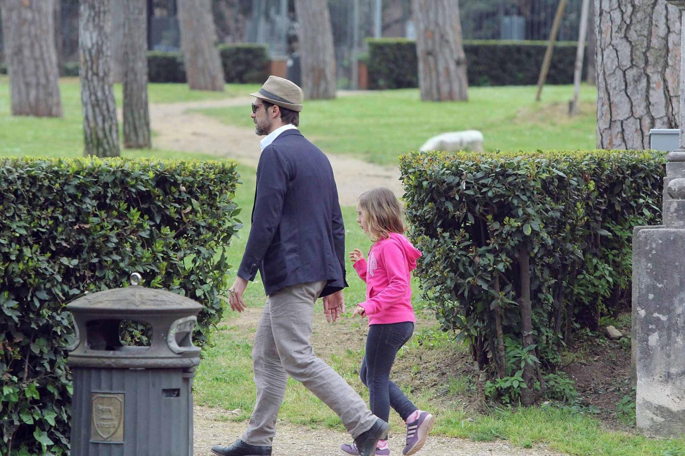 Alessandro Preziosi porta al parco la figlia Elena05