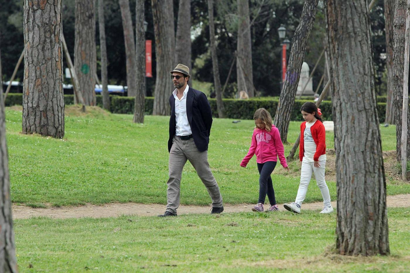 Alessandro Preziosi porta al parco la figlia Elena06