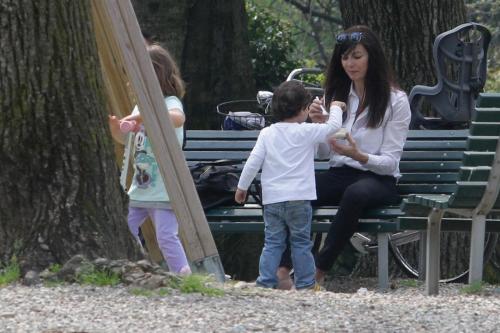 Ilaria D'Amico al parco con il figlio Pietro03