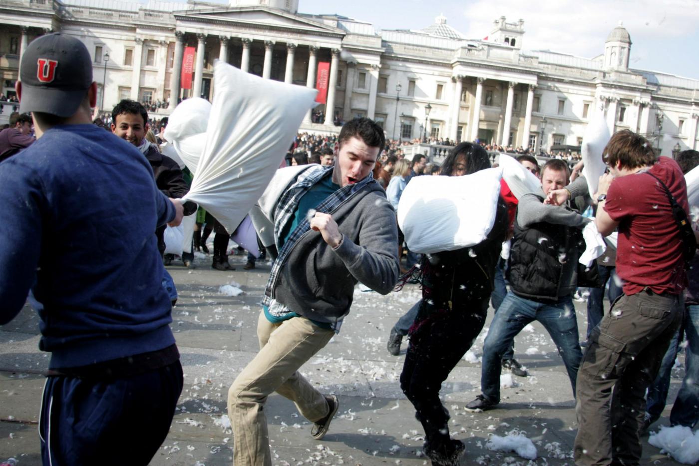 Londra, la guerra dei cuscini di Trafalgar Square08