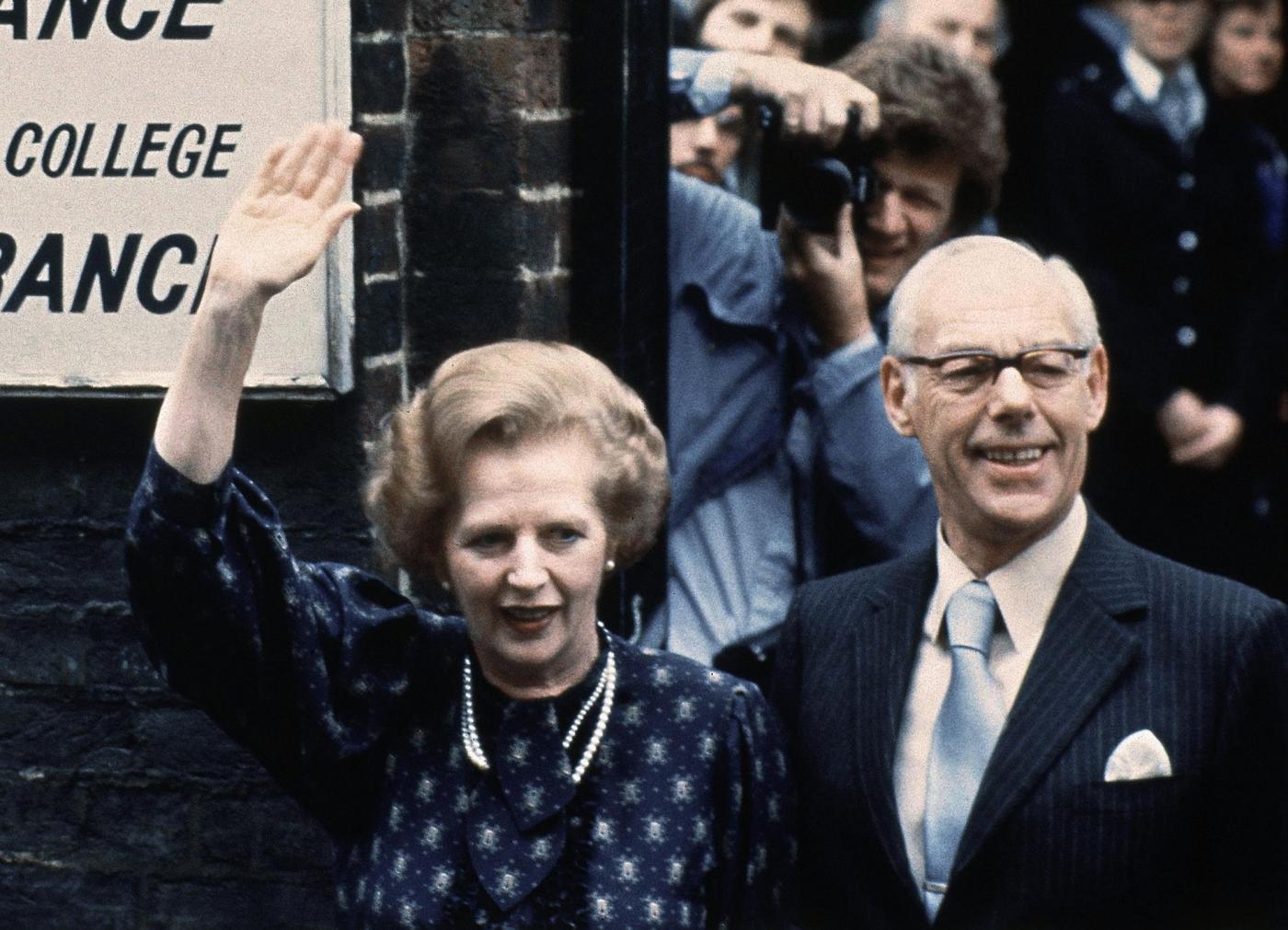 Margaret Thatcher è morta omaggi e fiori davanti la sua casa 01