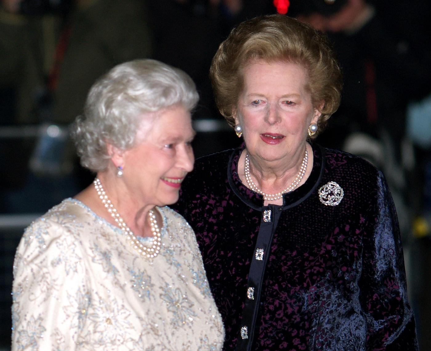 Margaret Thatcher è morta omaggi e fiori davanti la sua casa 12