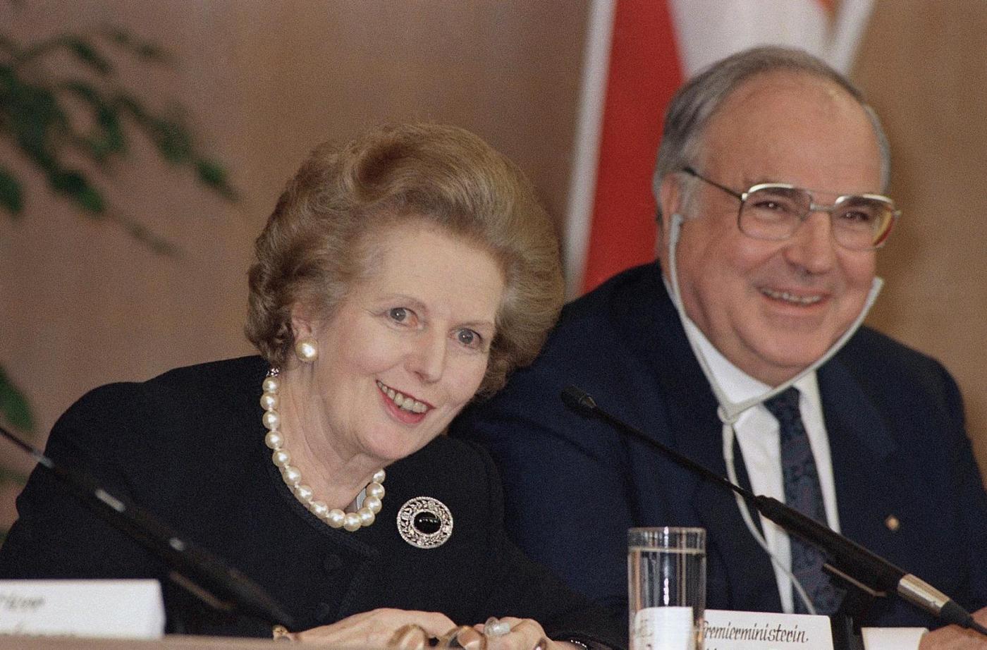 Margaret Thatcher è morta omaggi e fiori davanti la sua casa 13