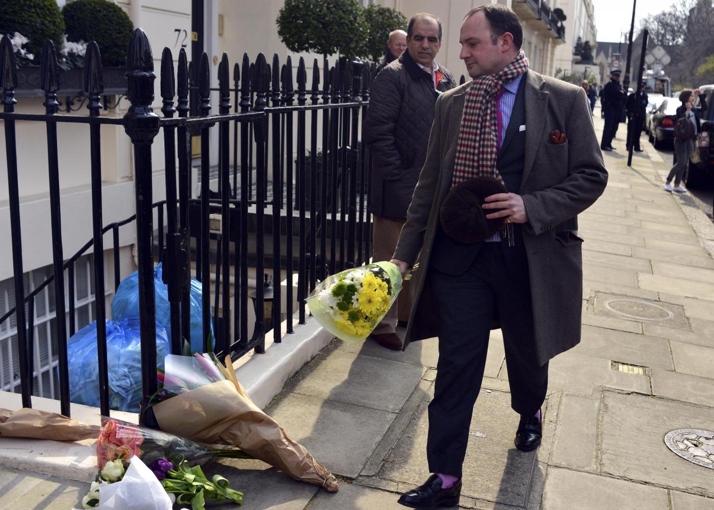Margaret Thatcher è morta omaggi e fiori davanti la sua casa 04