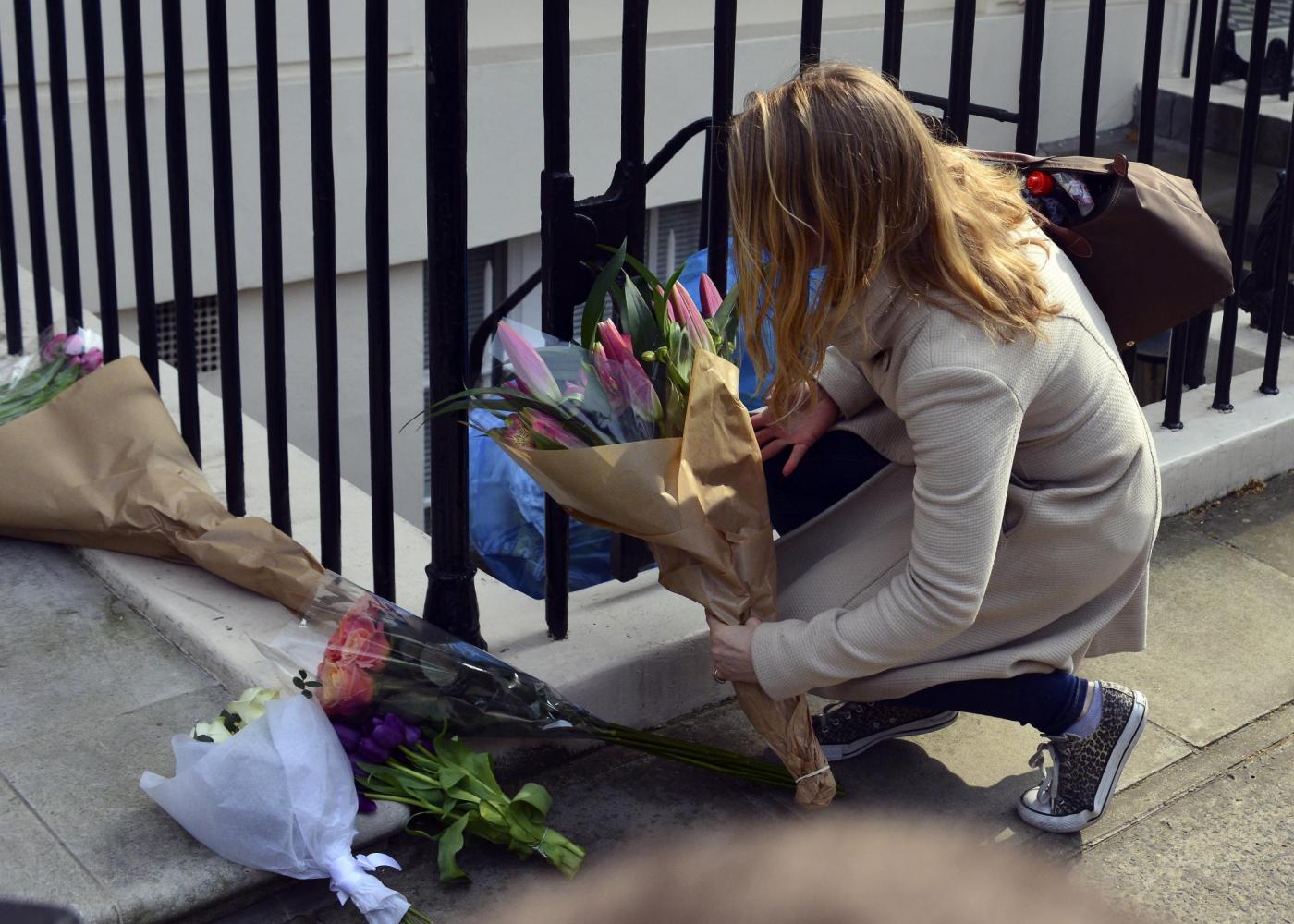 Margaret Thatcher è morta omaggi e fiori davanti la sua casa 05