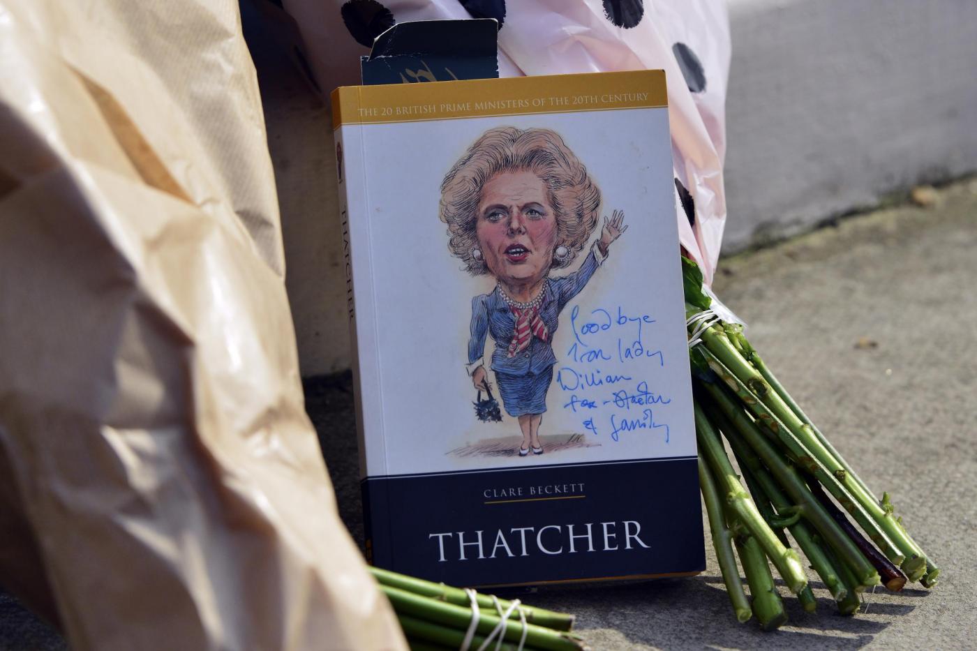 Margaret Thatcher è morta omaggi e fiori davanti la sua casa 06