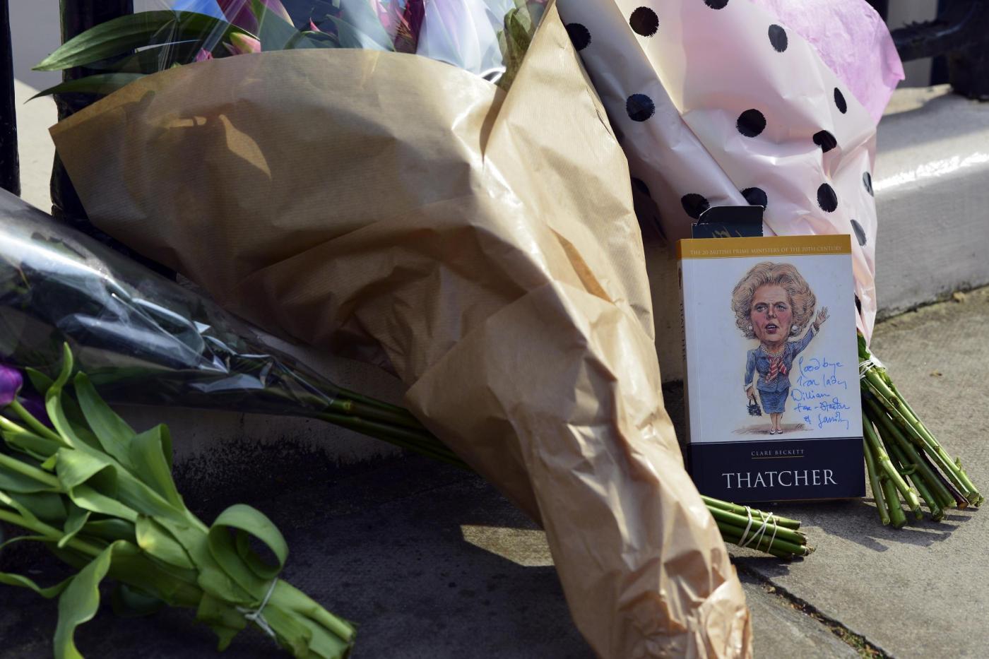 Margaret Thatcher è morta omaggi e fiori davanti la sua casa 07