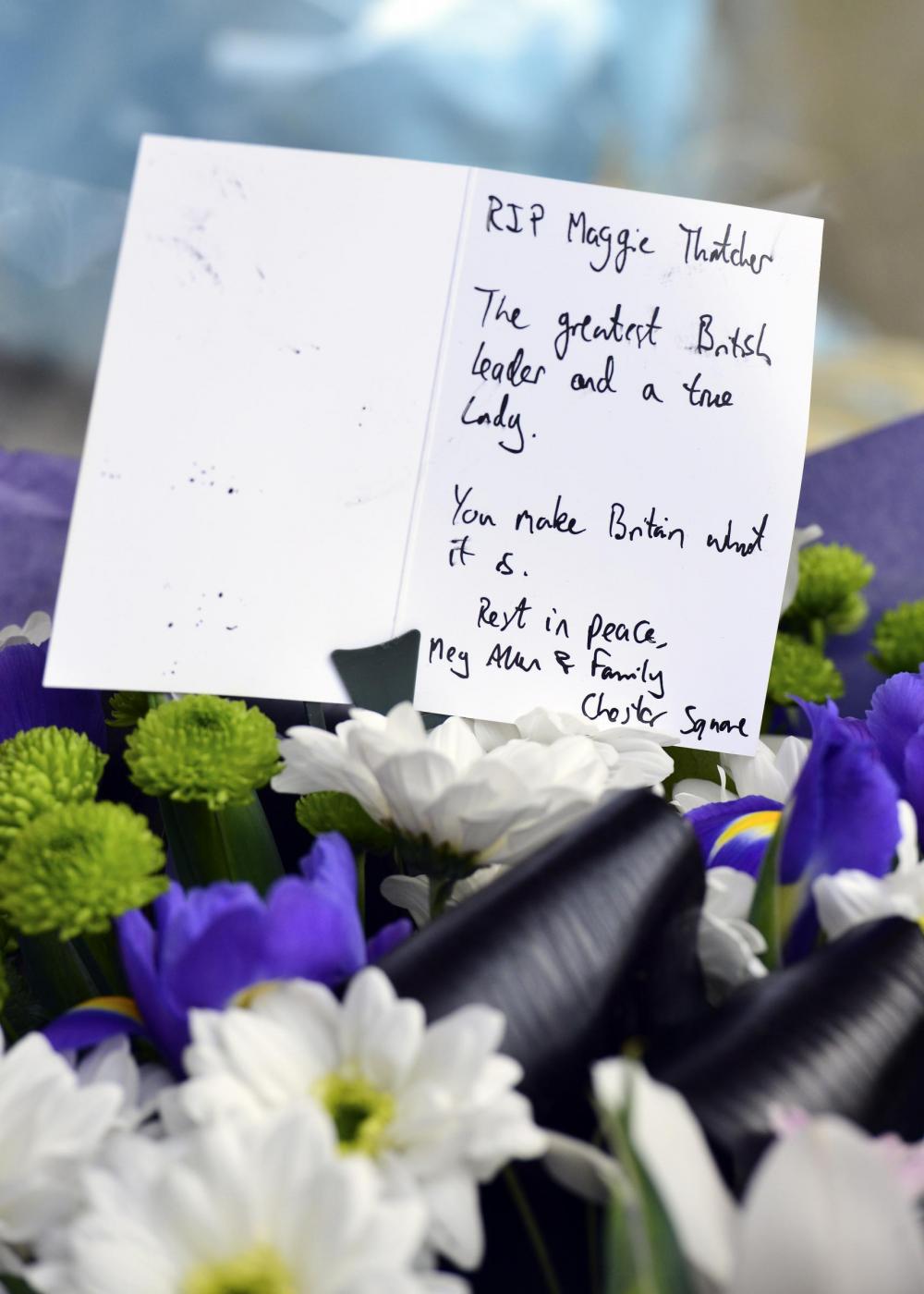Margaret Thatcher è morta omaggi e fiori davanti la sua casa 09