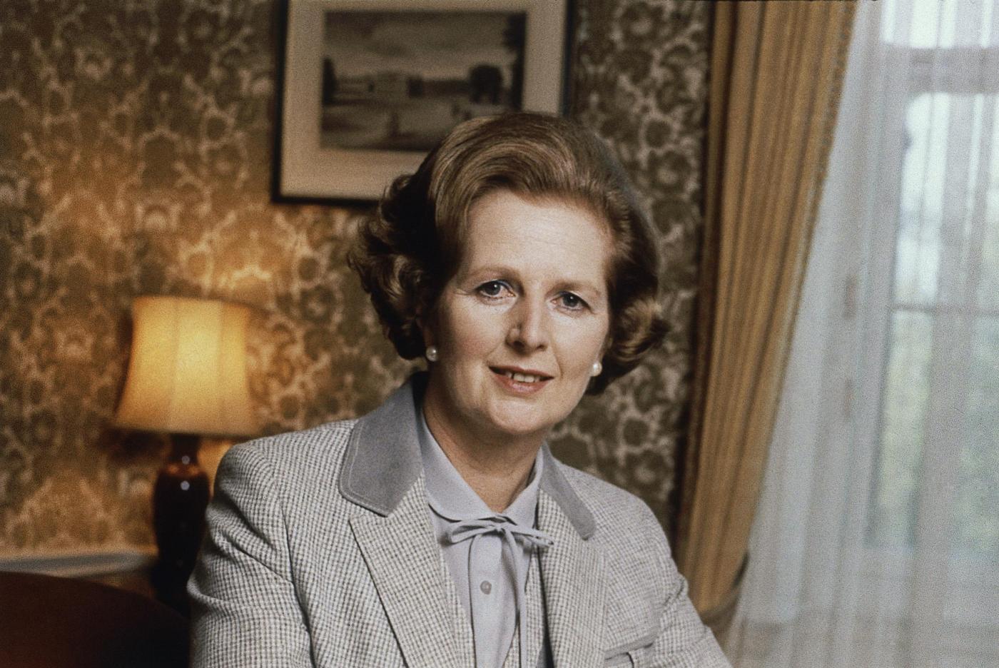 Margaret Thatcher è morta omaggi e fiori davanti la sua casa 14